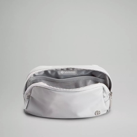 Lululemon Everywhere Belt Bag 1L Silver Drop/White Brand New - Picture 6 of 16